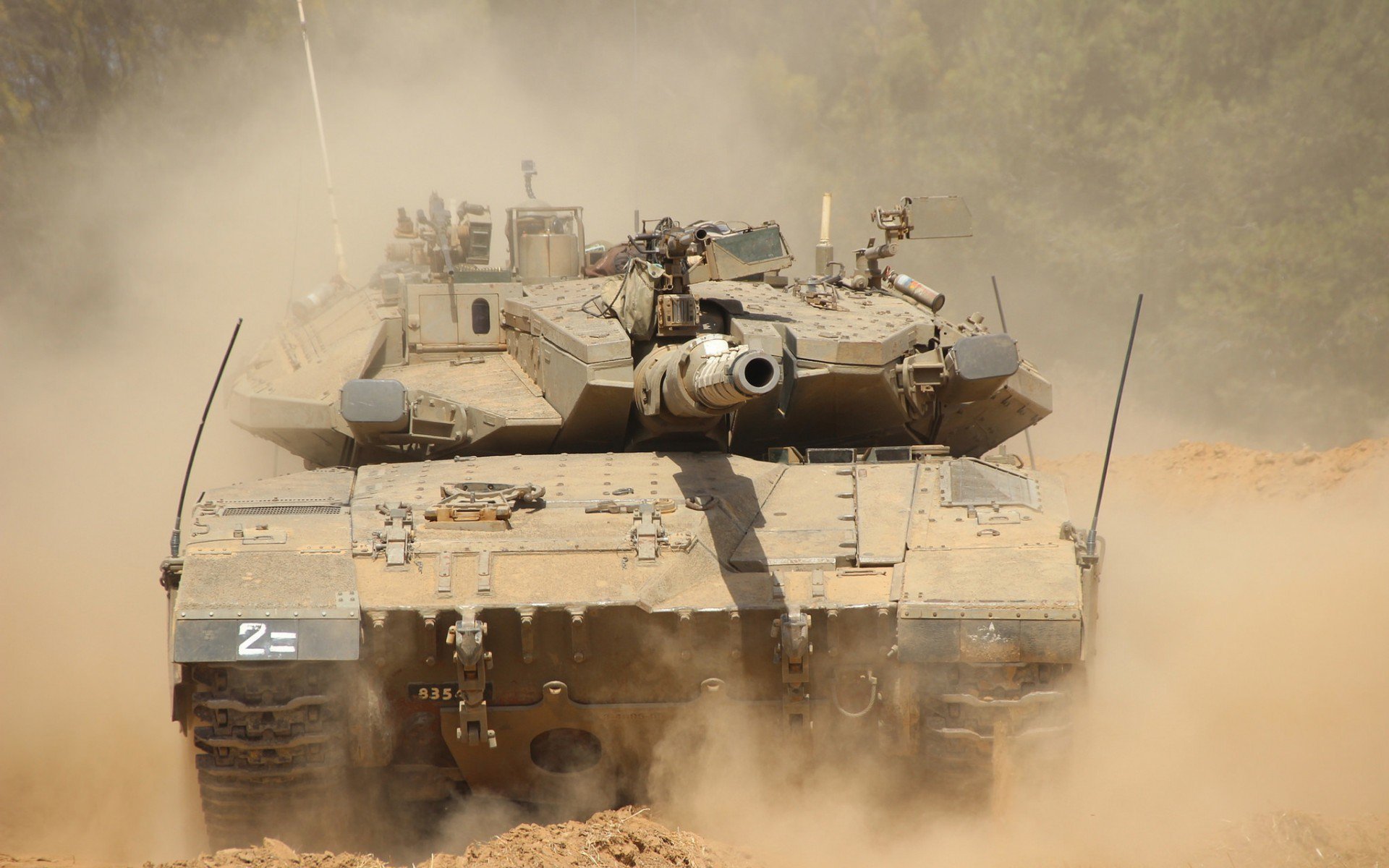 队员赛后复盘中提出建议展示良好沟通氛围与团队意识