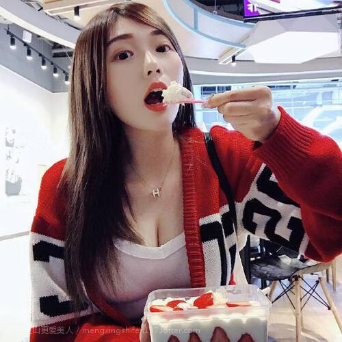 “快艇冲浪：东三叉湖赛场极速角逐，掀起水上运动的新浪潮”