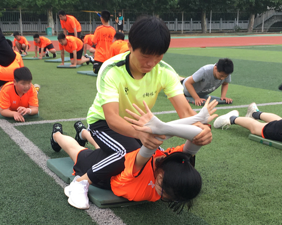 包含爱游戏体育：从竞技场到商场：运动员的职业转型之路的词条